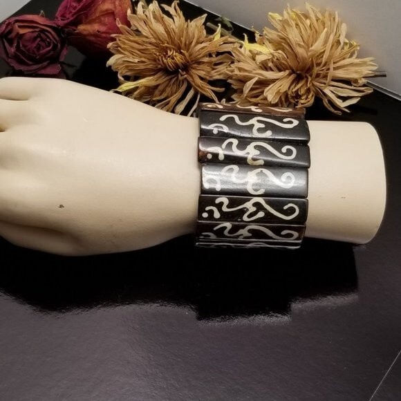 Coconut Shell Stretch Bracelet - Picture 2 of 9